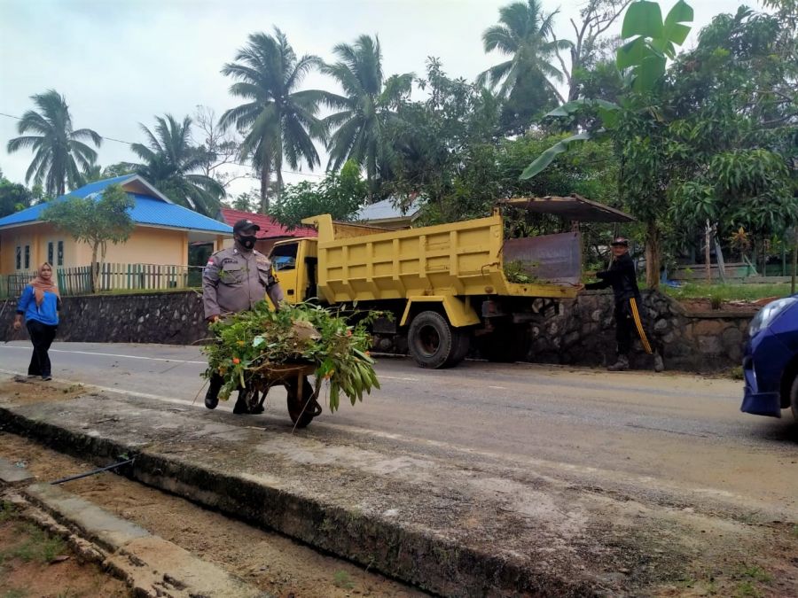 Jum’at Bersih, Sinergitas TNI-Polri dan Masyarakat Laksanakan Gotong Royong Bersama