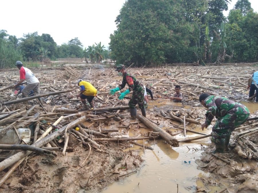 TNI Bersama Warga Masyarakat Bersihkan Sungai Barabai Dari Sampah