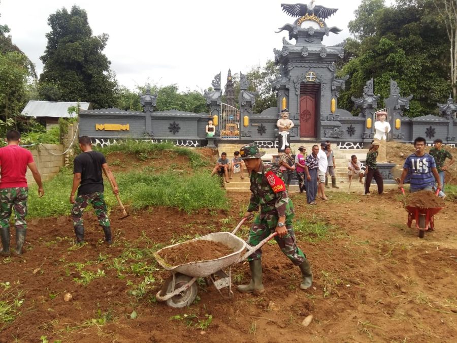 TNI dan Rakyat Gotong Royong Bangun Pura Agung Datu Magintir di Desa Labuhan