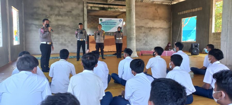 Unit Lantas Polsek Bintim Polres Bintan Berikan Edukasi Berlalu Lintas di SMPN 3 Bintan