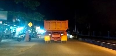 Malam Hari, Puluhan Truk Fuso Lewati Jalan Kota Untuk Lakukan Aktivitas Penimbunan